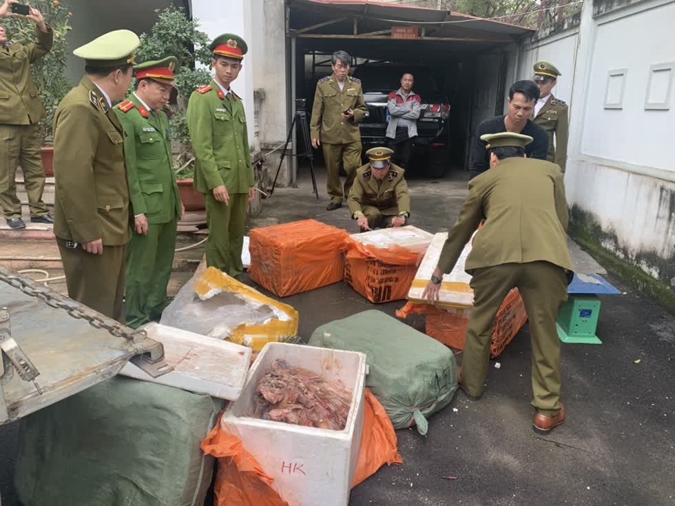 Lực lượng QLTT tỉnh Bắc Giang tịch thu và tiêu hủy 450 kg sản phẩm động vật nhập lậu.