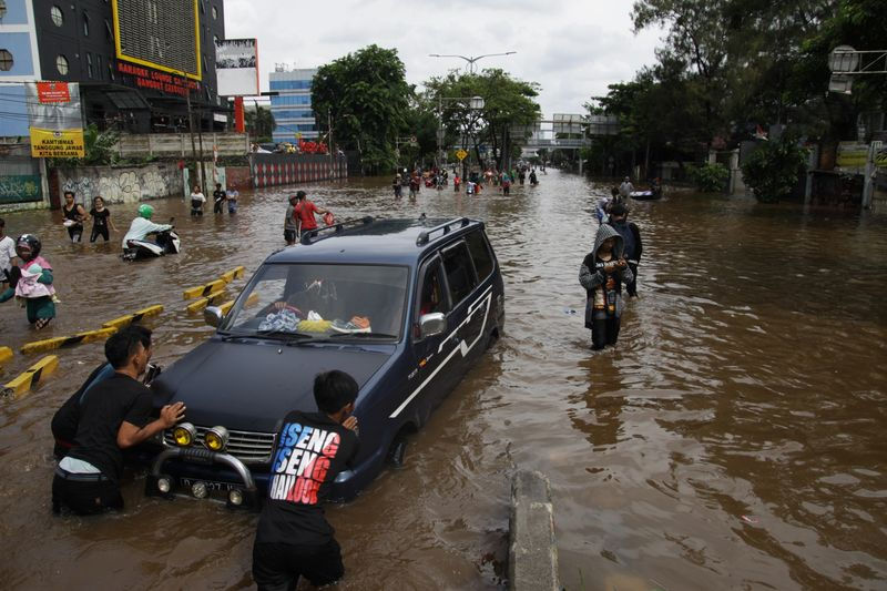 Nhiều phương tiện bị chết máy do nước lũ. Ảnh: Getty Images.