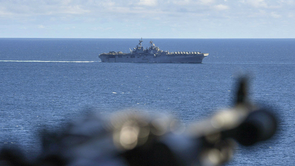 Tàu tấn công đổ bộ USS Boxer đi qua Thái Bình Dương hồi tháng 3 