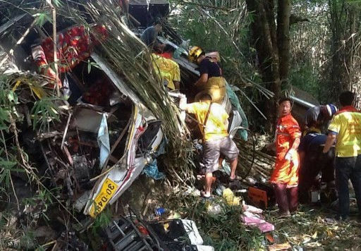 Các nhân viên cứu hộ Thái Lan đang cố gắng tìm kiếm những người sống sót sau vụ tai nạn xe buýt năm 2015 ở quận Doi Saket, cách thành phố phía bắc của tỉnh Chiang Mai 30 km. Ảnh: AFP 