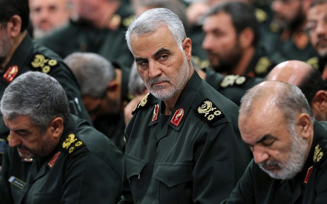 Tướng Soleimani, sinh ngày 11/3/1957. Ông bắt đầu sự nghiệp quân sự của mình trong Chiến tranh Iran - Iraq đầu những năm 1980. Ông nhanh chóng nổi tiếng về lòng dũng cảm và tài chỉ huy. Soleimani được bổ nhiệm chỉ huy sư đoàn 41 khi mới 20 tuổi.