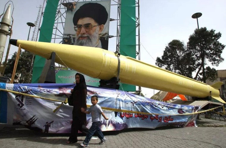  Vụ phóng được thực hiện ở Nam Iran và quả tên lửa này bay khoảng 960 km về phía Bắc trước khi rơi xuống đất.