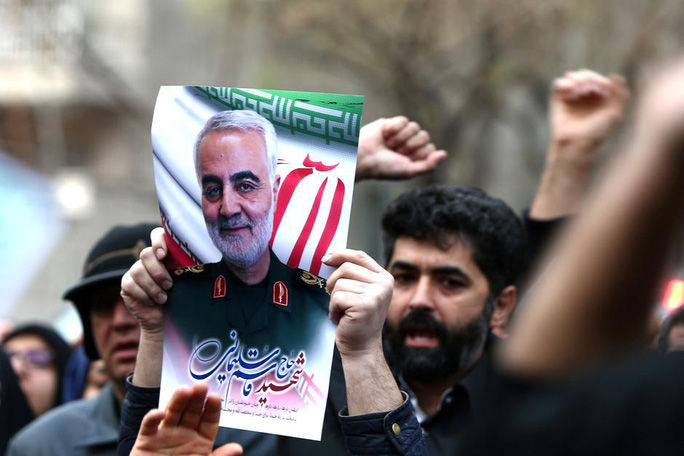   Người biểu tình cầm ảnh của tướng Soleimani để phản đối cuộckhông kích giết chết vị tướng này hôm 3-1. Ảnh: Reuters   