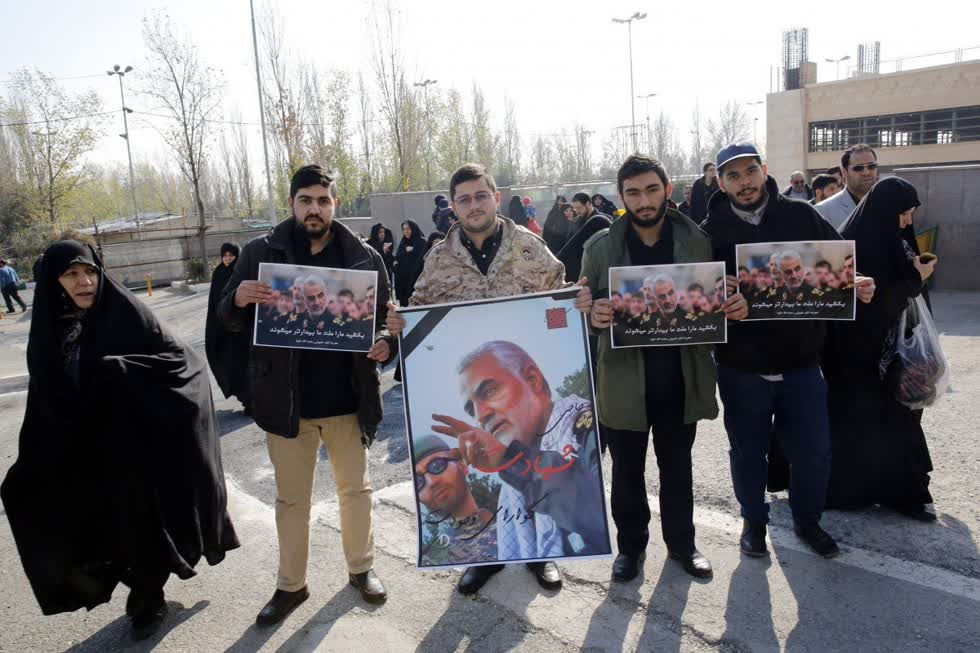 Người Iran giữ hình ảnh của Qassem Soleimani trong cuộc biểu tình chống Mỹ ở Tehran. Ảnh: EPA-EFE