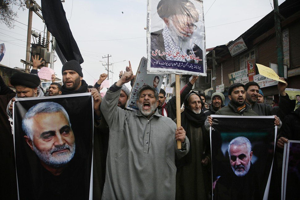 Người Hồi giáo Kashmiri Shiite hô khẩu hiệu chống Mỹ và chống Israel trong cuộc biểu tình phản đối việc giết chết Tướng Vệ binh Cách mạng Iran Qassem Soleimani, hôm 3/1. Ảnh: AP