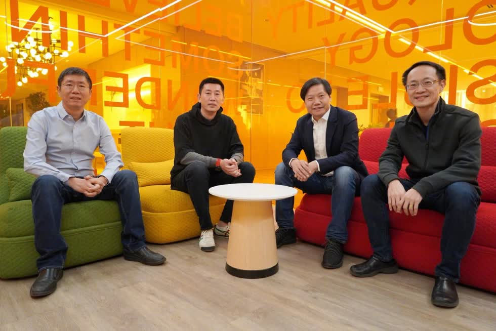   Chang Cheng (thứ hai bên trái), người tuyên bố rời khỏi Lenovo Trung Quốc vào ngày 31 tháng 12 năm 2019, gia nhập Xiaomi vào ngày 2 tháng 1 với tư cách là phó chủ tịch của công ty phụ trách kế hoạch sản phẩm điện thoại di động.   