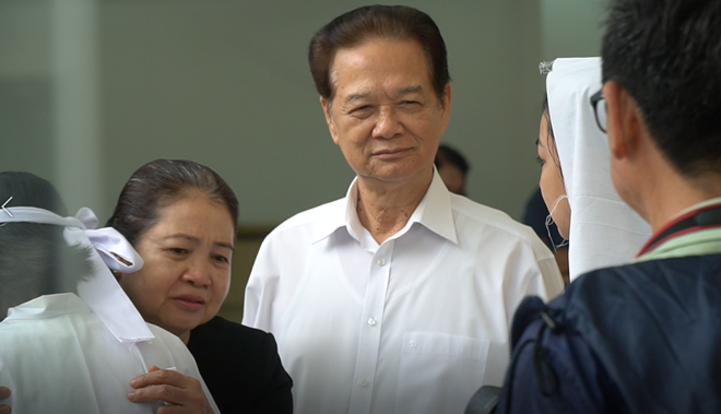  Nguyên Thủ tướng Nguyễn Tấn Dũng chia buồn cùng gia đình nghệ sĩ Chánh Tín - Ảnh: Hồng Nhi