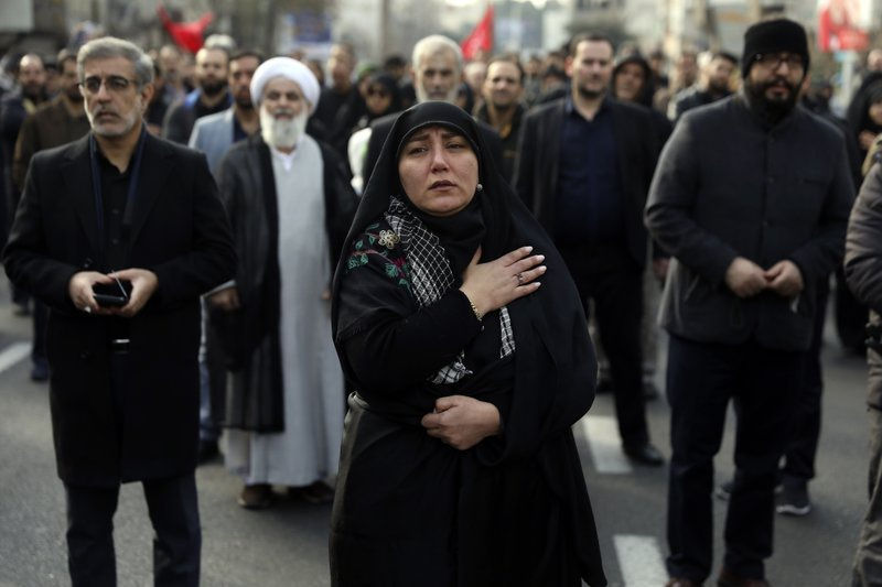 Một người phụ nữ khóc thương trong một cuộc biểu tình phản đối cuộc không kích của Mỹ đã giết chết tướng Qassem Soleimani. Ảnh: AP.