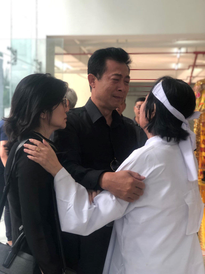   Có mặt tại tang lễ, Vân Sơn thay mặt gia đình Nguyễn Chánh Tín bái tạ khách viếng. Ảnh: Hồng Nhi  