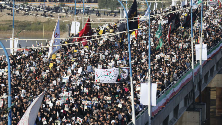 Người Iran diễu hành vào ngày 5/1/2020 trên đường phố của thành phố Ahvaz để tỏ lòng tôn kính với tướng Qasem Soleimani, sau khi ông bị giết trong một cuộc tấn công của Mỹ ở Baghdad. Ảnh: Gretty Images.