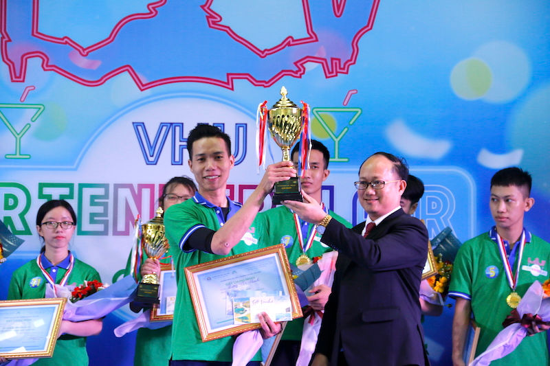 Đại điện Ban tổ chức trao giải nhất cho thí sinh Lương Văn Thanh.