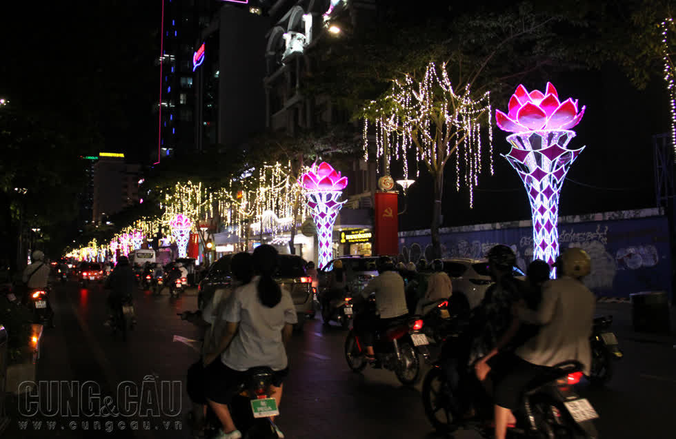 Vỉa hè đường Nguyễn Huệ buổi tối
