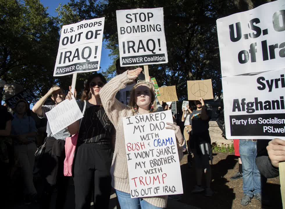 Người phụ nữ cầm biểu ngữ “Tôi đã để bố mình chiến đấu cho Bush và Obama, tôi sẽ không chia sẻ anh trai mình với Trump. Mỹ hãy rời khỏi Iraq”. Việc Mỹ đưa thêm quân tới Trung Đông làm dấy lên lo ngại về nguy cơ Iran trả đũa sau cái chết của vị lãnh đạo quân đội nổi tiếng.