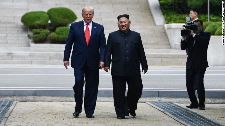 Tổng thống Donald Trump gặp gỡ Kim Jong Un tại khu phi quân sự DMZ vào ngày 30/6/2019. Ảnh: CNN.