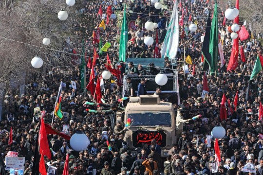 32 người chết vì giẫm đạp ở đám tang, Iran hoãn chôn tướng Soleimani