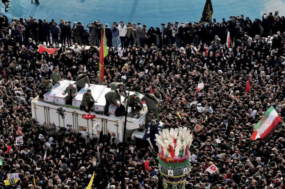 32 người chết vì giẫm đạp ở đám tang, Iran hoãn chôn tướng Soleimani