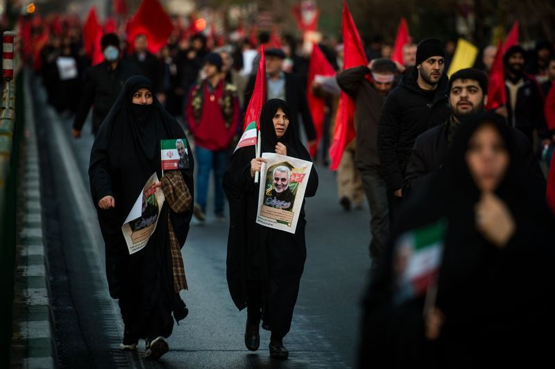 Người dân Iran mang theo hình ảnh của Qassem Soleimani trong  buổi lễ tang lễ ở Tehran vào ngày 6/1. Anh: Ali Mohammadi/Bloomberg.