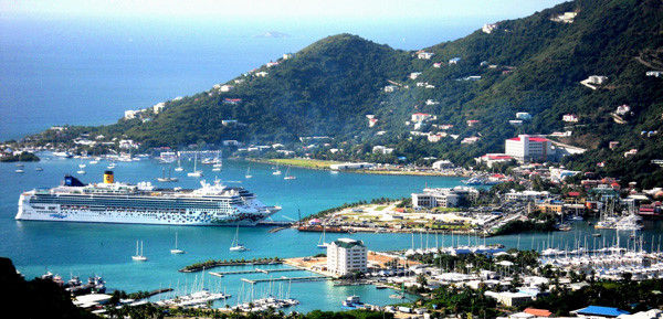   Cảng Tortola trên thiên đường thuế British Virgin Islands Đáng nói, rửa tiền, chuyển giá đều có đường dây mối nhợ với những đảo quốc thiên đường thuế.  