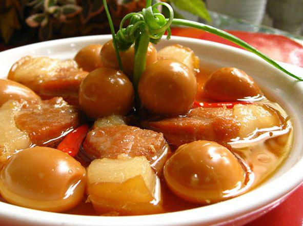 Thịt kho tàu được người Việt dùng trong ngày Tết với mong muốn con cháu sum vầy.