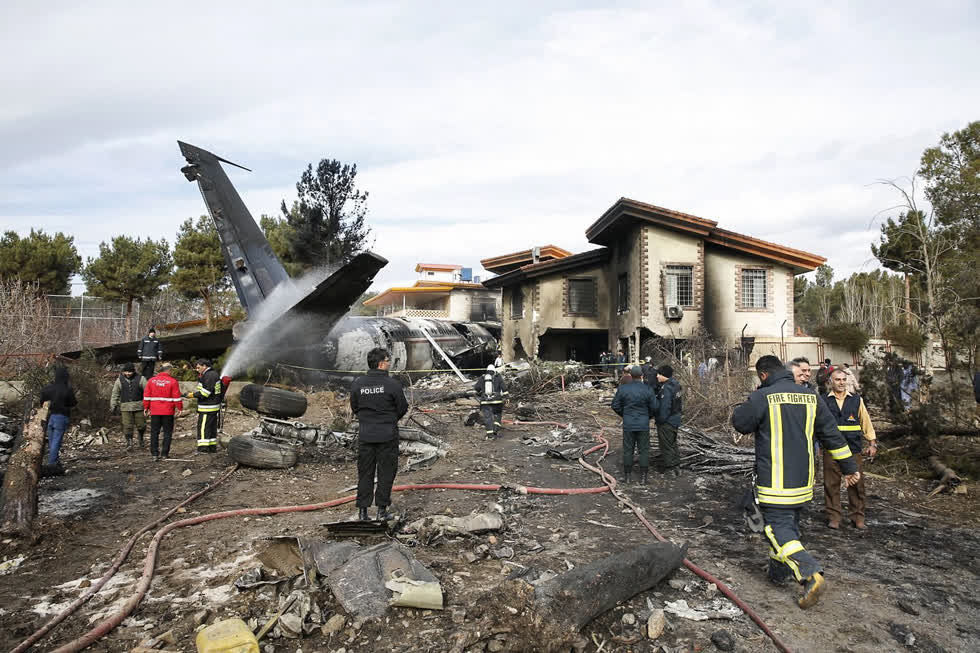 Phần thân sau của máy bay lao vào nhà dân, và cháy đen.