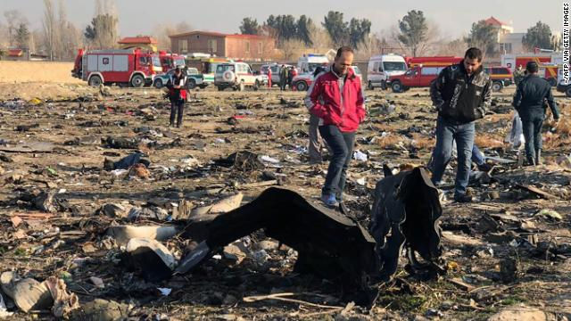 Các mảnh vỡ của máy bay bao phủ cả một khu vực rộng lớn, nhiều thi thể nạn nhân không thể nhận dạng.