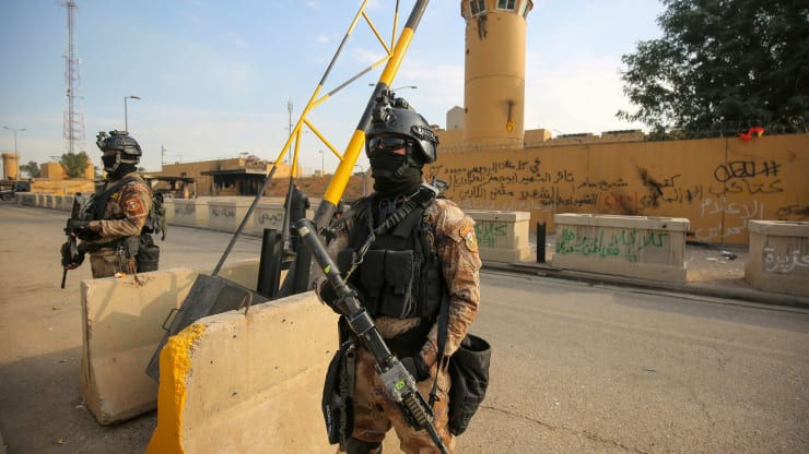 Các lực lượng chống khủng bố của Iraq đứng bảo vệ trước đại sứ quán Mỹ ở thủ đô Baghdad vào ngày 2/1/2020.