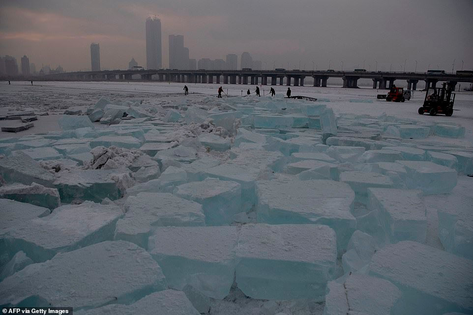  Bức ảnh này được chụp vào ngày 12/12 cho thấy các khối băng được kéo từ sông Tùng Hoa đóng băng ở Cáp Nhĩ Tân, phía đông bắc Trung Quốc. 