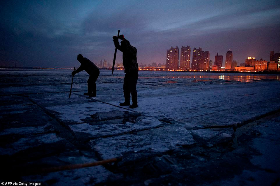  Công nhân sử dụng các công cụ để cắt khối băng từ sông Tùng Hoa đóng băng ở Cáp Nhĩ Tân vào ngày 11/12 để xây dựng công viên giải trí. 