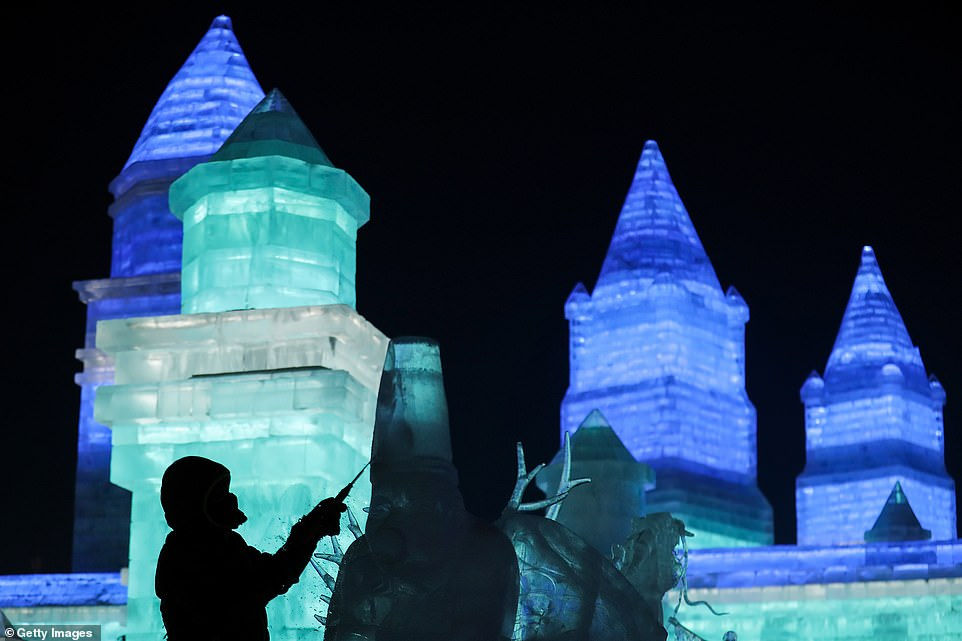 Một lâu đài băng được chiếu sáng vừa được hoàn thành, hai ngày trước lễ hội băng tuyết Cáp Nhĩ Tân năm 2020 mở cửa đón khách tham quan.