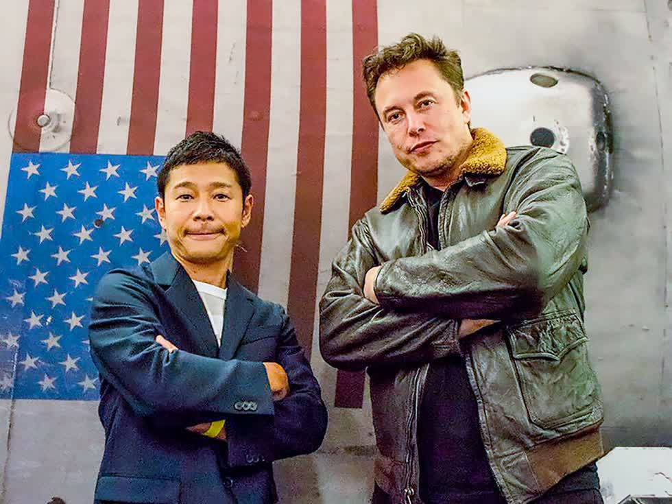 Tỷ phú Yusaku Maezawa và tỷ phú Elon Musk - Ảnh: Bloomberg.