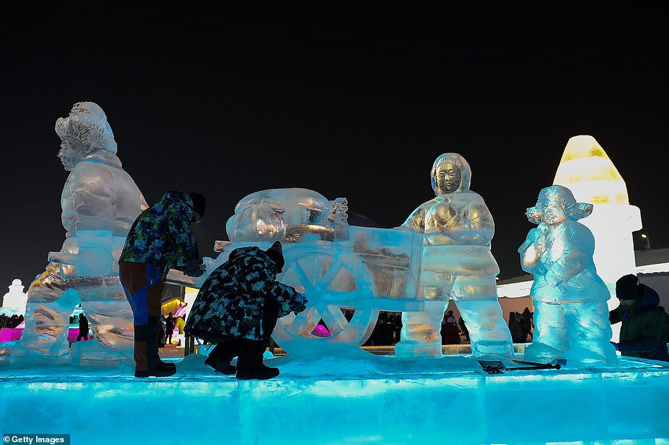  Cáp Nhĩ Tân đặt mục tiêu trở thành một trong những điểm đến hàng đầu của Trung Quốc bằng cách tổ chức các cuộc thi điêu khắc trên băng, suối nước nóng ngoài trời và các môn thể thao mùa đông. 