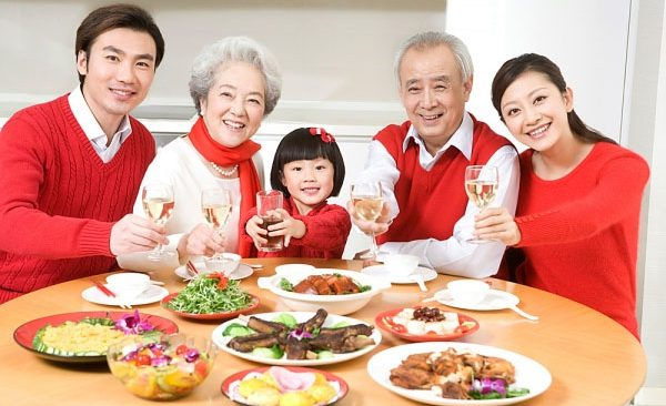 Gia đình sum vầy bên nhau trò chuyện, ăn uống tưng bừng chào đón năm mới là điều nên làm đêm giao thừa.