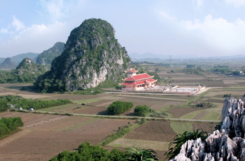 Đài liệt sỹ huyện Yên Thủy với thế tựa núi nhìn sông.