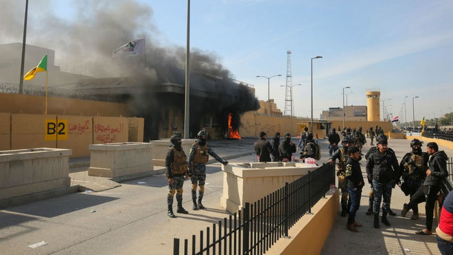 Đại sứ quán Mỹ bị người biểu tình ủng hộ nhóm vũ trang Shia tấn công ngày 2/1. Ảnh: AFP.