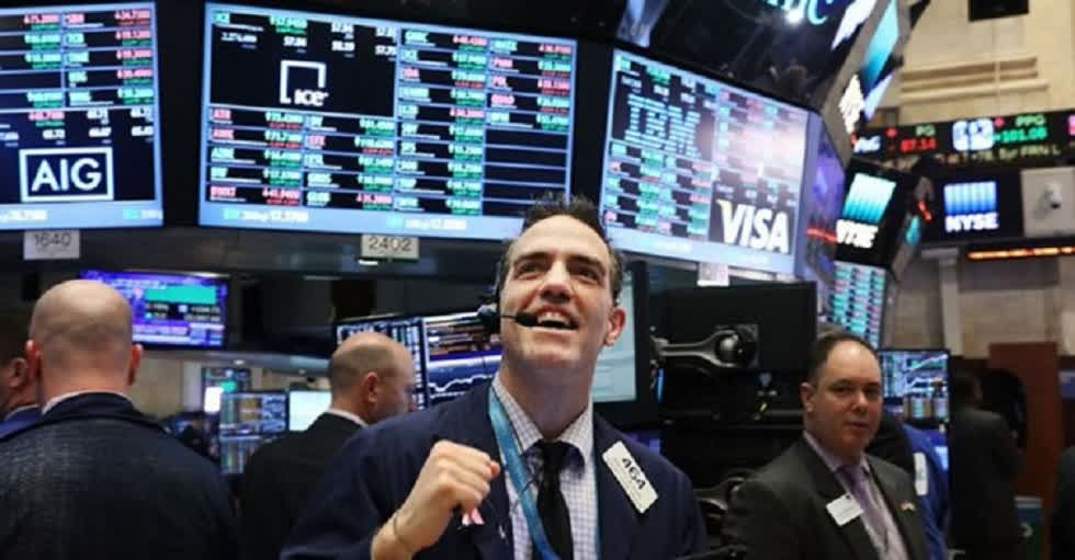 Các nhà giao dịch cổ phiếu trên sàn NYSE ở New York - Ảnh: Reuters.