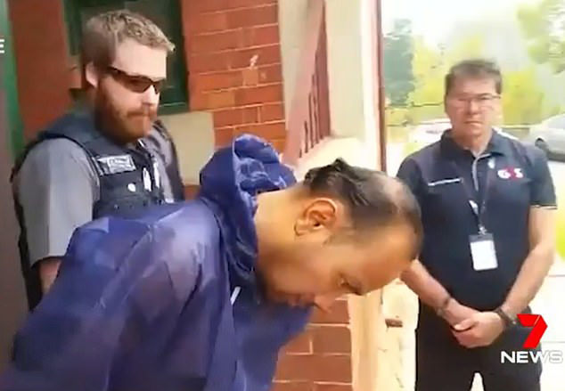 Michael Truong bị áp giải khỏi tòa sơ thẩm Bairnsdale, bang Victoria hôm 9/1. Ảnh: 7 News.