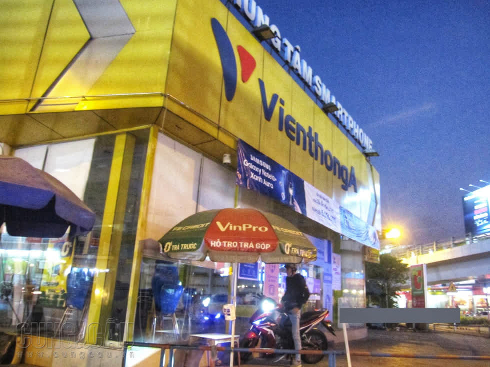 Một cửa hàng Viễn Thông A trên đường Phạm Ngũ Lão (Quận Gò Vấp) vẫn còn bóng dáng nhân viên ra về lúc chiều tối.