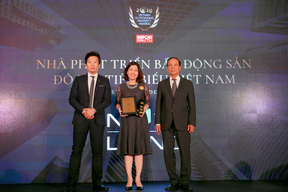 Đại diện Novaland nhận giải thưởng Nhà phát triển bất động sản tiêu biểu Việt Nam 2019.