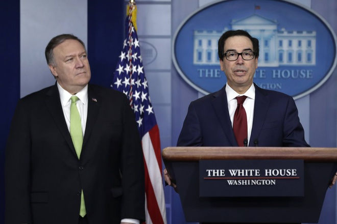 Ngoại trưởng Mỹ Mike Pompeo (trái) và Bộ trưởng Tài chính Steven Mnuchin trong họp báo ở Washington DC công bố biện pháp trừng phạt Iran. Ảnh: AP.