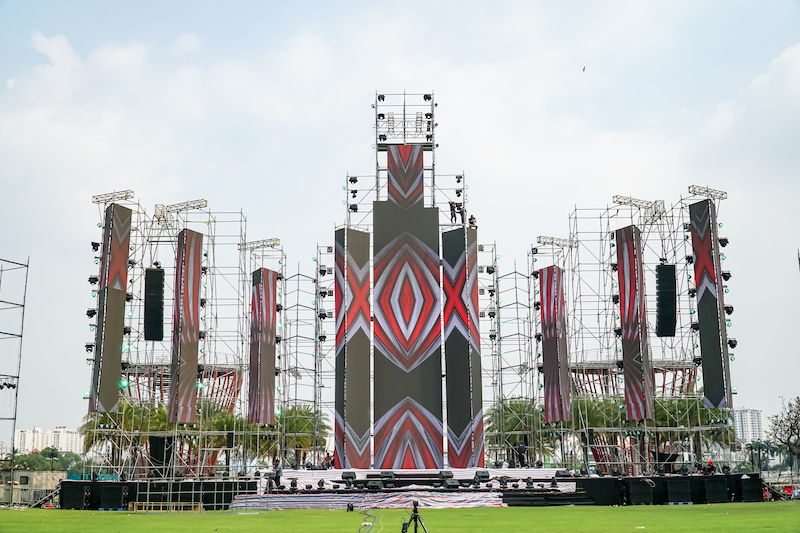   Dàn màn hình cực “khủng” có tổng diện tích gần 800 m2, chiều cao 28m đã sẵn sàng. Màn hình mô phỏng tòa nhà Landmark 81 cao nhất Việt Nam, dựng trên sân khấu lớn với chiều ngang 75m, rộng 2m với hàng trăm nhân công góp sức, cho thấy quy mô “khủng” của sự kiện Đại nhạc hội Go Vietnam Now!.  