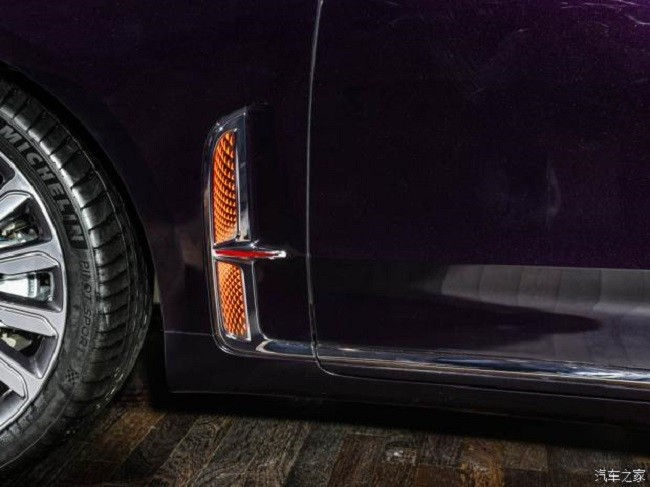  Ở bản cao cấp, Hồng Kỳ H9 sẽ được sơn với 2 màu phối nhau giống xe Rolls-Royce và Bentley. Thêm vào đó là đèn chờ dẫn đường, bật lên khi xe đứng im và tắt đi khi xe chạy.  