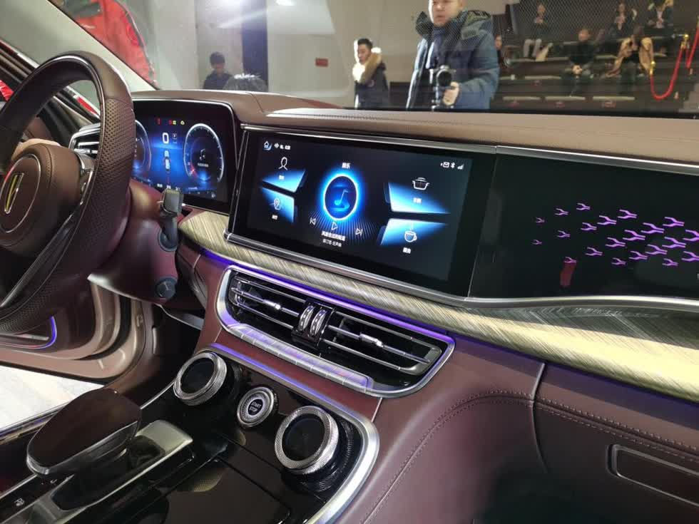   Trên mặt táp-lô của mẫu ô tô Trung Quốc này xuất hiện màn hình thông tin giải trí cỡ lớn và bảng đồng hồ kỹ thuật số toàn phần hiện đại.  