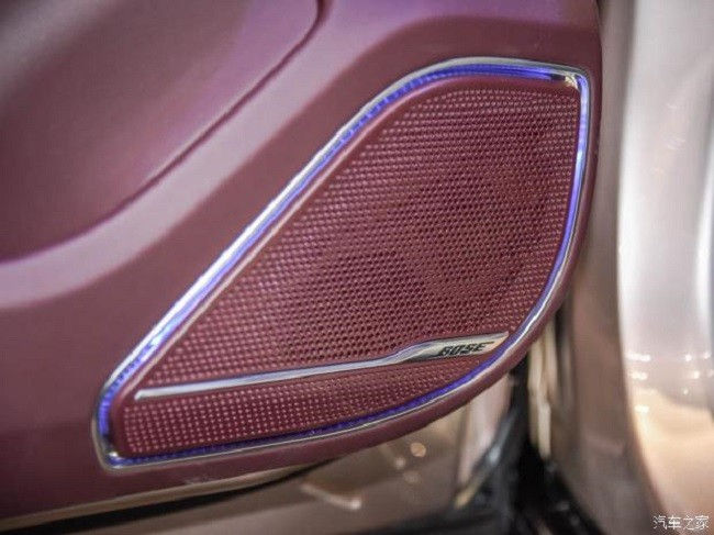 Để hành khách có những giây phút thư giãn trong xe, hãng Hồng Kỳ đã trang bị hệ thống âm thanh Bose cho H9 với công nghệ giảm tiếng ồn và hệ thống tỏa hương thơm như những chiếc ô tô hạng sang của Mercedes-Benz hay BMW.