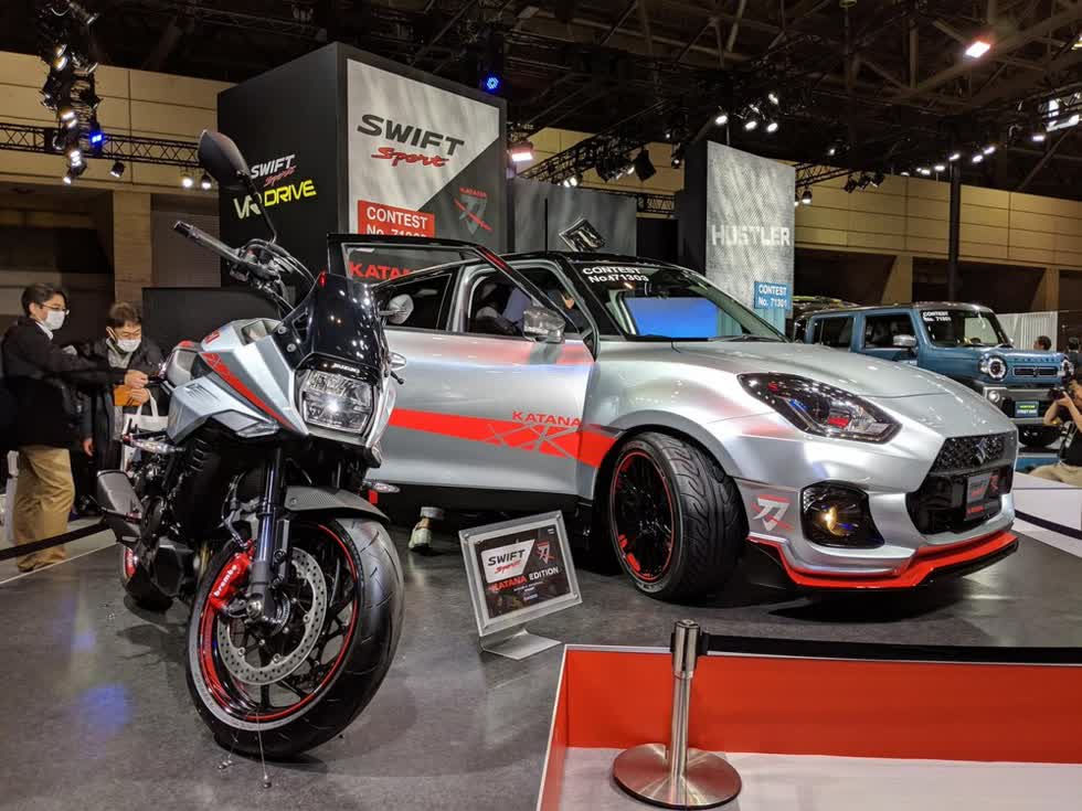 Bộ đôi Suzuki Swift Sport Katana Edition 2020 và mô tô Katana cùng nhau xuất hiện tại triển lãm.