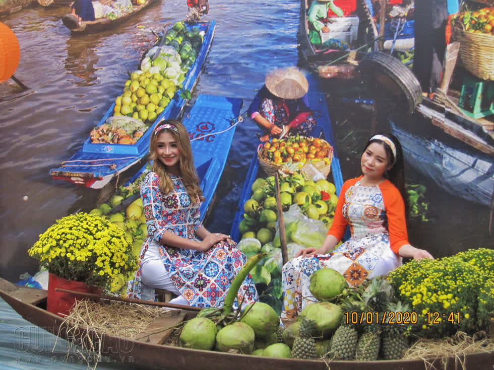 Giới trẻ Sài Gòn xúng xính áo dài tại phố Ông đồ