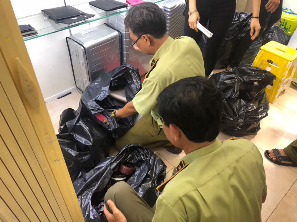 Lực lượng QLTT đã có cuộc kiểm tra hàng hóa tại SaiGon Square và phát hiện nhiều hàng hóa giả nhái nhãn hiệu.