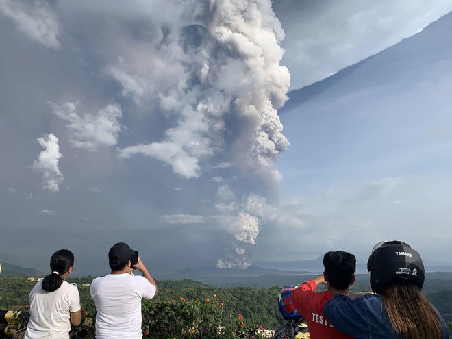 Núi lửa Taal nằm gần Manila. Ảnh: AFP/Getty.