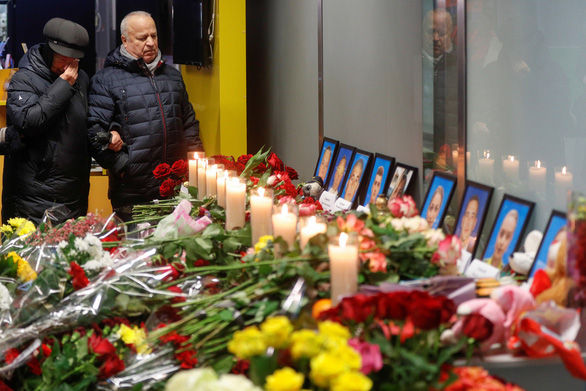 Người thân của các nạn nhân khóc thương tại khu vực tưởng niệm đặt tại sân bay Boryspil ở Kiev, Ukraine ngày 11/1. Ảnh: REUTERS.