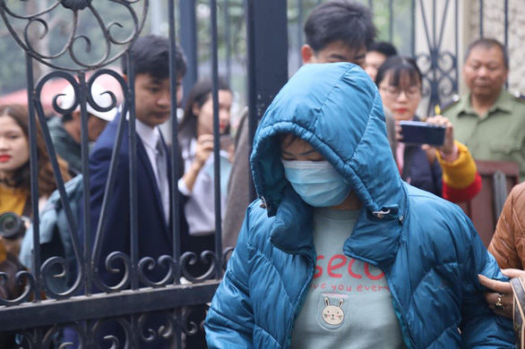 Bị cáo Nguyễn Bích Quy bịt khẩu trang khi vào tòa - Ảnh: Tuổi trẻ.