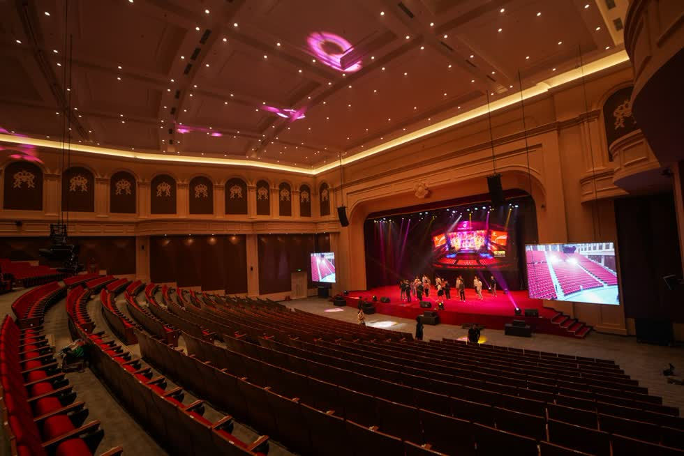 Hội trường có diện tích và thiết kế như một nhà hát với sức chứa 1.500 chỗ ngồi, phía trong có sân khấu, 3 màn hình, để tổ chức hội nghị, hội thảo.